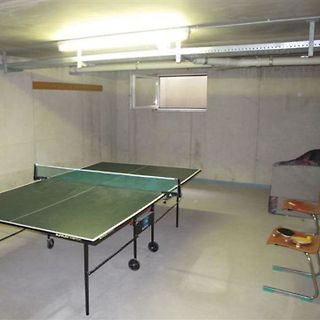 Tischtennisplatte in einem Kellerraum