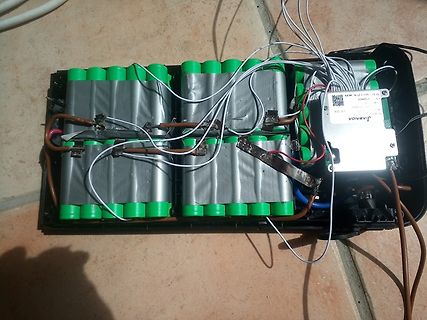 Aufbau eines Akku-Packs mit Batterien und Verkabelung