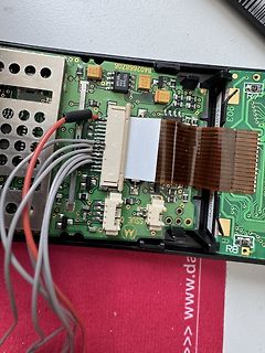 Geöffnete Elektronik mit Flachbandkabel und Steckverbindungen