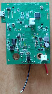 Bestückte grüne Leiterplatte mit elektronischen Bauteilen