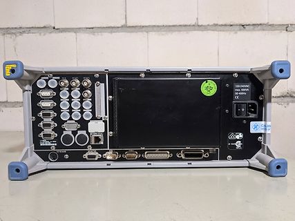 Rückseite eines elektronischen Messgeräts mit verschiedenen Anschlüssen