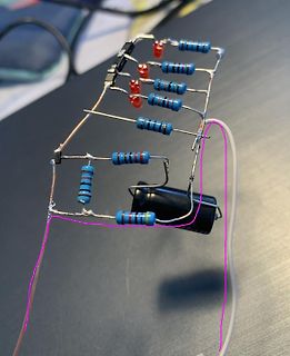 Freie Verdrahtung mit Widerständen, LEDs und Elektrolytkondensator