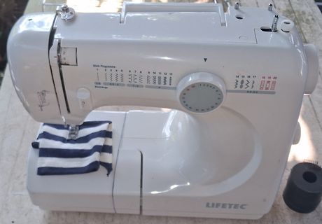 Nähmaschine mit gestreiftem Stoff