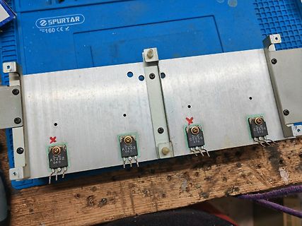 Elektronikbauteile auf Metallplatte