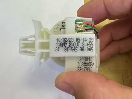 Elektronisches Bauteil mit Beschriftung und Kabeln