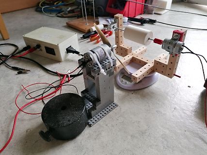 Experimenteller Aufbau mit Motor, Propeller und Netzteil