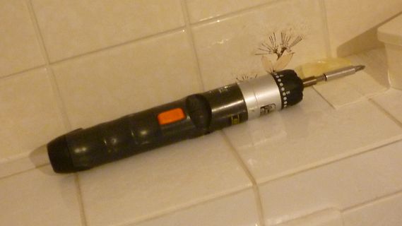 Elektrischer Schraubendreher auf Fliesen