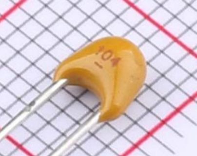 Keramikkondensator auf Millimeterpapier
