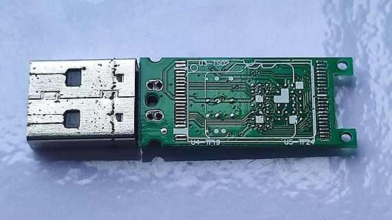 Offene Leiterplatte eines USB-Sticks