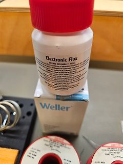 Electronic Flux Flasche und Weller Verpackung