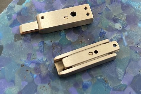 Metallische Bauteile auf blauem Untergrund