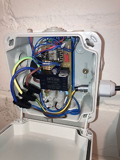 Offenes Gehäuse mit Hi-Link Netzteil und Verkabelung