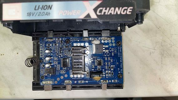 Geöffnete Akku-Elektronik einer Power X Change Batterie