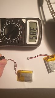 Multimeter und zwei LiPo-Akkus