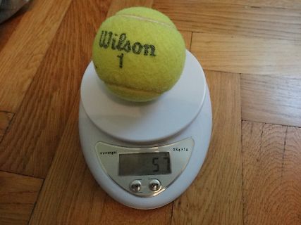 Tennisball auf digitaler Küchenwaage
