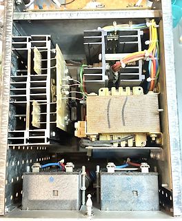 Innenansicht eines Netzteils mit Transformator und Kühlkörpern