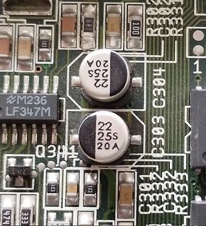 Nahaufnahme einer Leiterplatte mit Elektrolytkondensatoren und ICs
