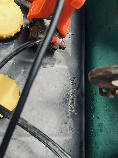 Blick auf eine Autobatterie mit Anschlussklemmen