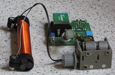 Elektronische Bauteile und Spule auf Tisch