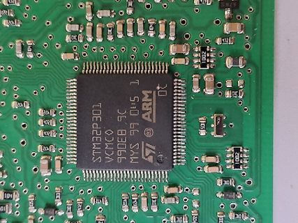 Nahaufnahme einer bestückten Leiterplatte mit STM32 Mikrocontroller