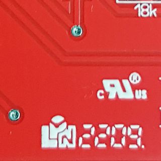 Detail einer roten Leiterplatte mit UL-Kennzeichnung