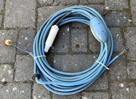 Blaues Kabel mit Schwimmerschalter