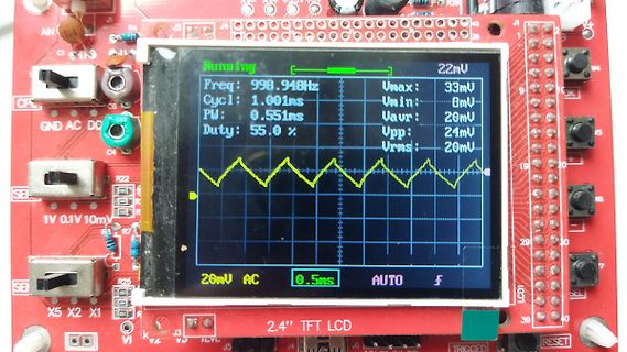 Leiterplatte mit TFT-Display und Oszilloskop-Anzeige