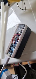 Geöffnetes elektronisches Gerät mit Leiterplatte und Kabeln