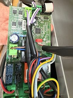 Elektronikplatine mit Kabeln und Relais