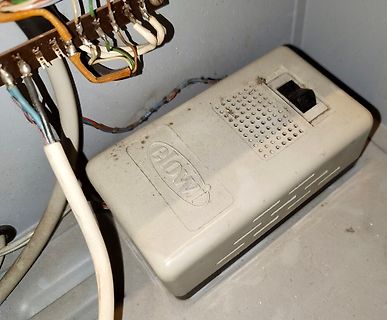 Elektronikgehäuse mit Verdrahtung und Schalter