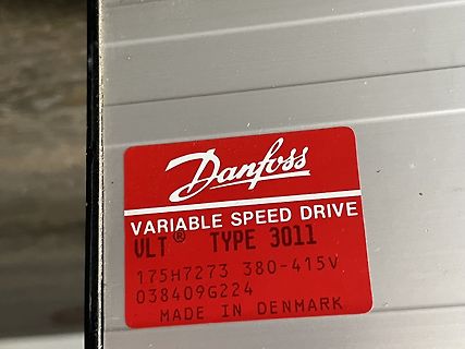 Typenschild eines Danfoss Frequenzumrichters