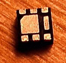 Kleines elektronisches Bauteil auf Holzuntergrund