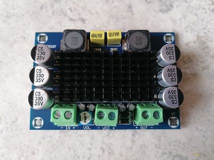 Leistungsverstärker-Modul mit Kühlkörper und Elektrolytkondensatoren