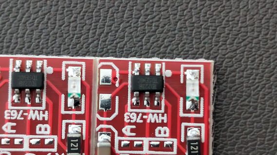 Nahaufnahme einer roten Leiterplatte mit elektronischen Bauteilen