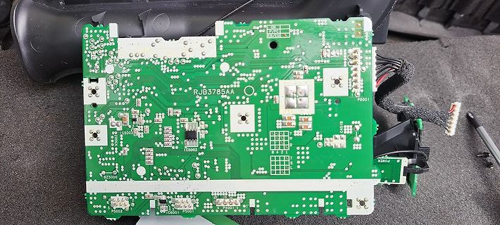 Grüne Leiterplatte mit elektronischen Bauteilen