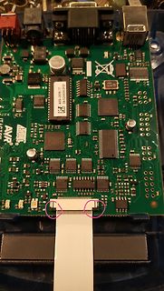 Bestückte grüne Leiterplatte mit Mikrocontroller und Flachbandkabel