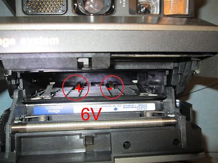 Batteriefach einer Polaroid Kamera