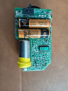 Foto einer Leiterplatte mit Batterien und Bauteilen