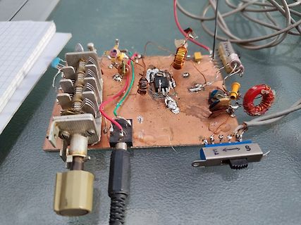 Handgefertigte Leiterplatte mit Spulen und Potentiometern