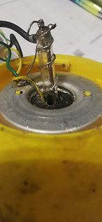 Glühlampe mit Draht um das Glas gewickelt