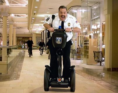 Mann auf Segway in einem Gebäude