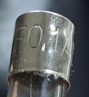 Nahaufnahme einer Metallmarkierung auf einem Bauteil