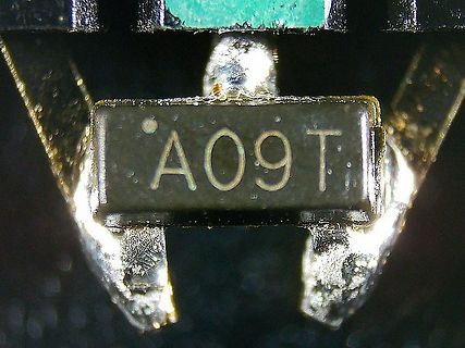 Makroaufnahme eines elektronischen Bauteils mit Aufschrift
