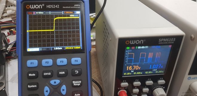 Handheld-Oszilloskop und Netzteil auf einem Arbeitstisch