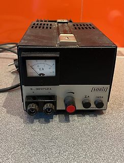 Labornetzteil mit Analoganzeige