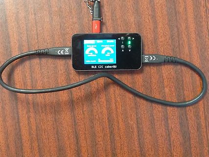 USB-Leistungsprüfer mit Display auf Holztisch