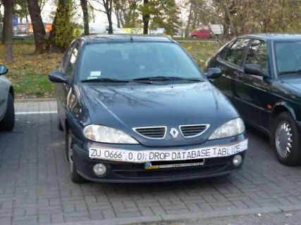 Auto mit SQL-Injection auf dem Kennzeichen