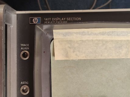 Nahaufnahme eines HP 141T Oszilloskop-Displays