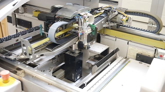 Innenansicht einer Bestückungsmaschine oder eines Pick-and-Place-Systems