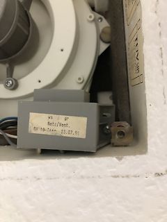 Nahaufnahme eines Bauteils mit Beschriftung